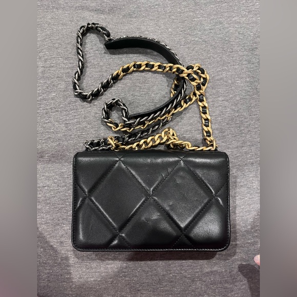 CHANEL - Picture 3 of 10